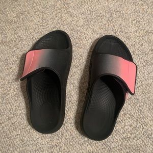 Oofos women’s size 9